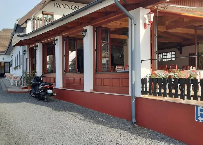 Pannon Panzio Restaurant Гостевой дом Паннонхальма